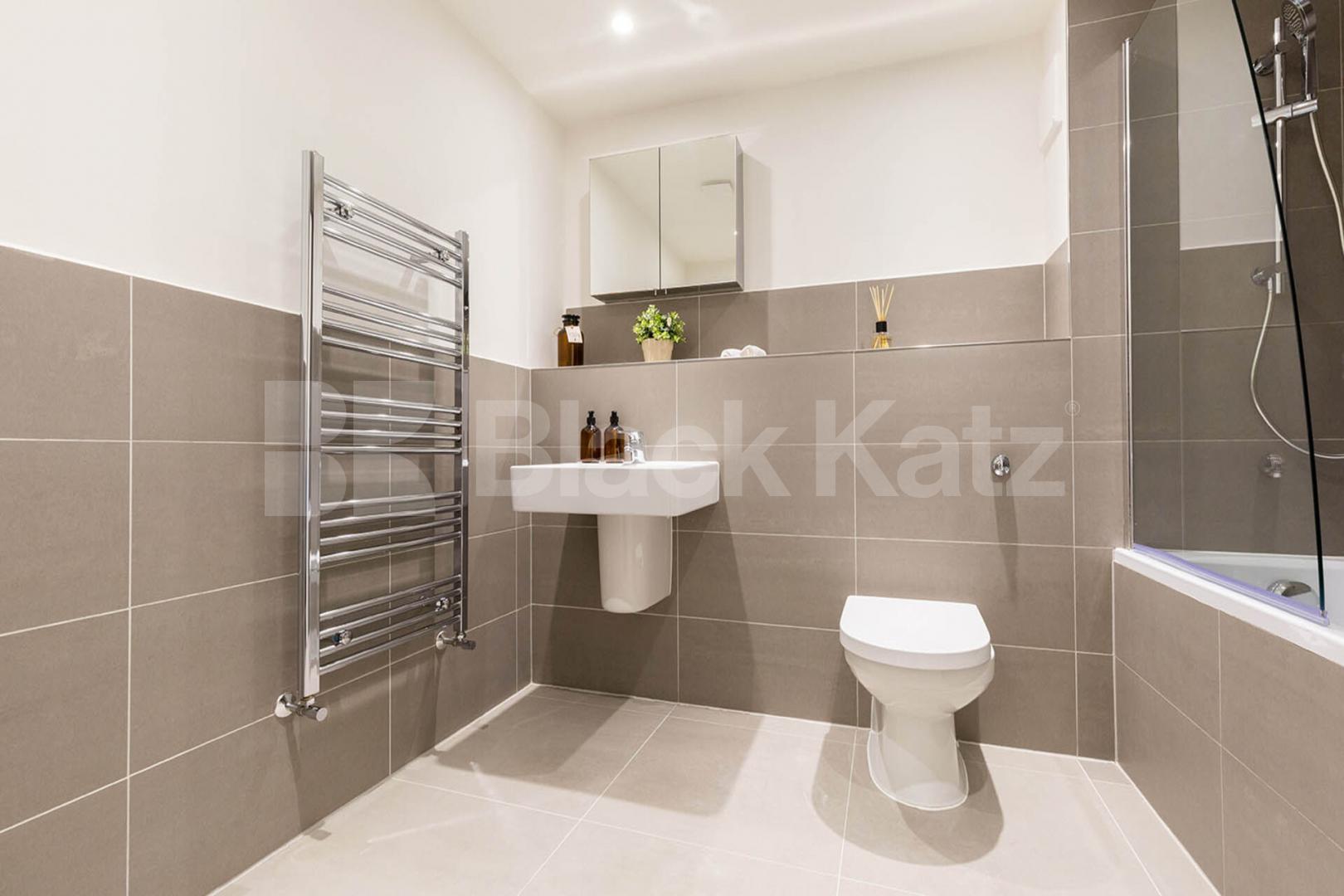 spacious 1 bedroom warehouse conversion with bi folding partition wall Tyssen Street - Springfield House, Dalston